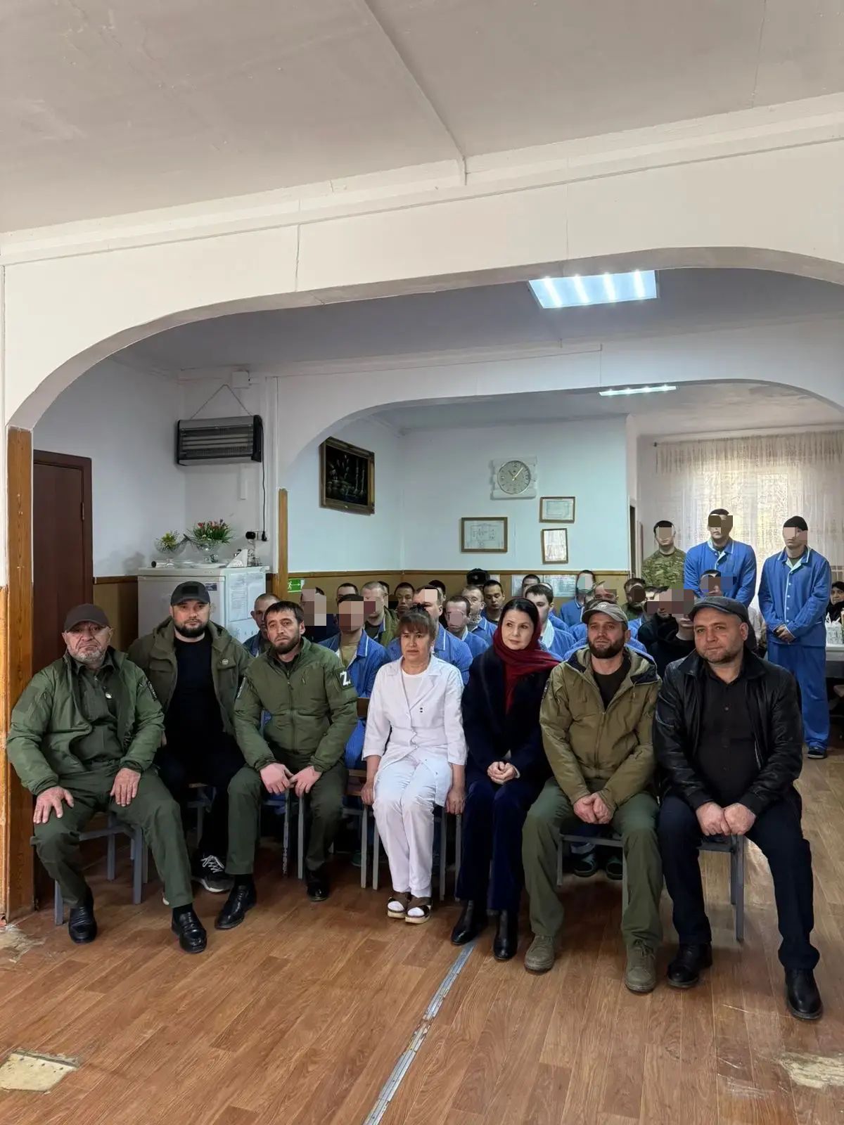 В Буйнакске активисты «Память гор» и «Женского движения ЕР» навестили бойцов в военном госпитале и поздравили их с Днем защитника Отечества