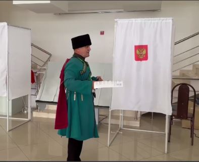 Жители Дагестана приходят на избирательные участки в национальных костюмах