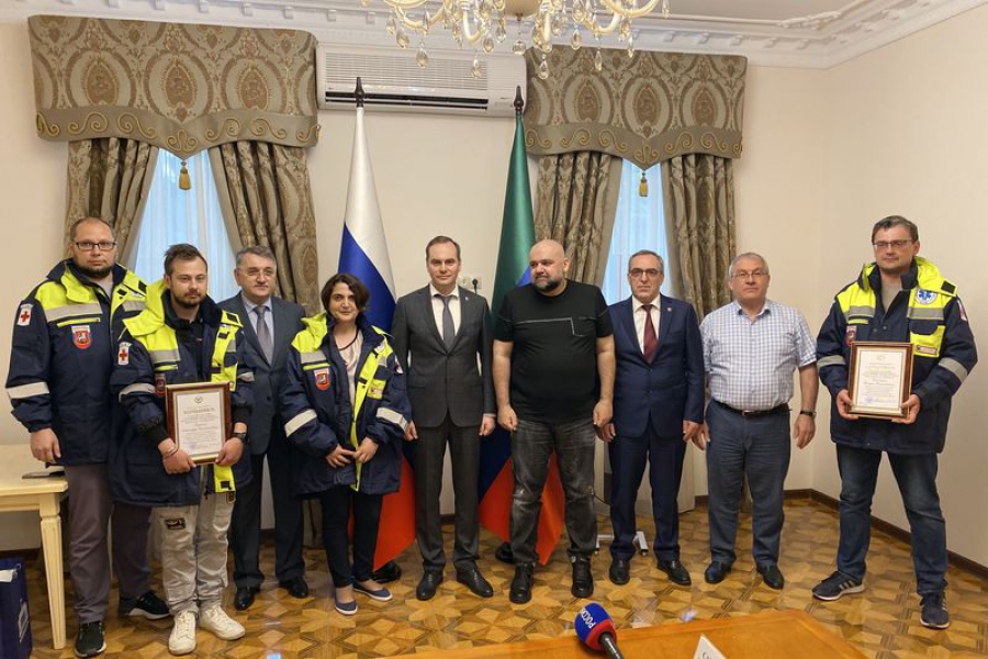 Бригаде московских врачей во главе с Денисом Проценко, проработавшей в Дагестане, объявлена благодарность Главы РД
