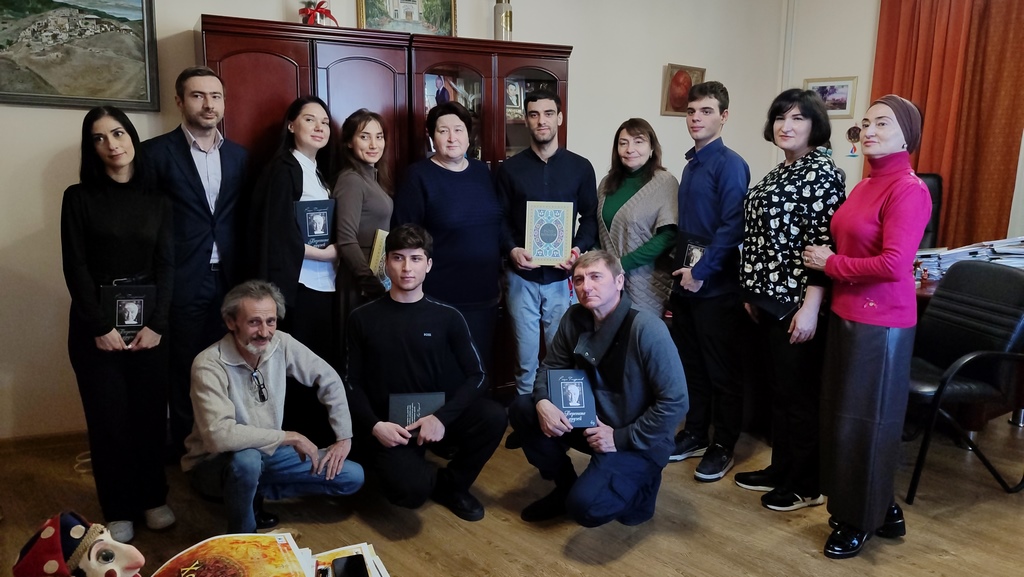 Директор Дагестанского музея изобразительных искусств имени П. С. Гамзатовой встретилась с актерами спектакля «Хочбар»