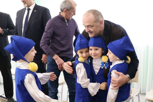 Сергей Меликов побывал в новом детском саду Дербента и побеседовал с малышами и воспитателями сада