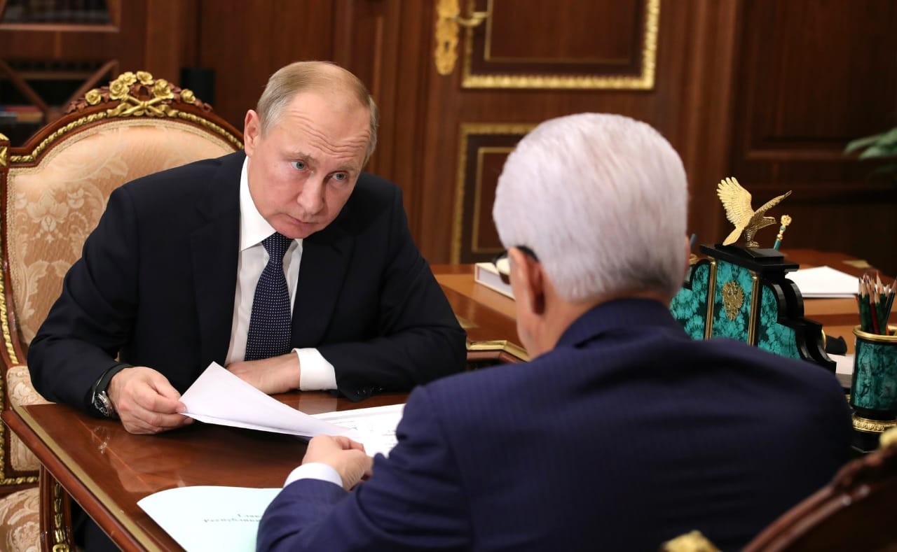 Глава Дагестана Владимир Васильев доложил в среду президенту России Владимиру Путину о проблемах с высокопроизводительными рабочими местами в республике