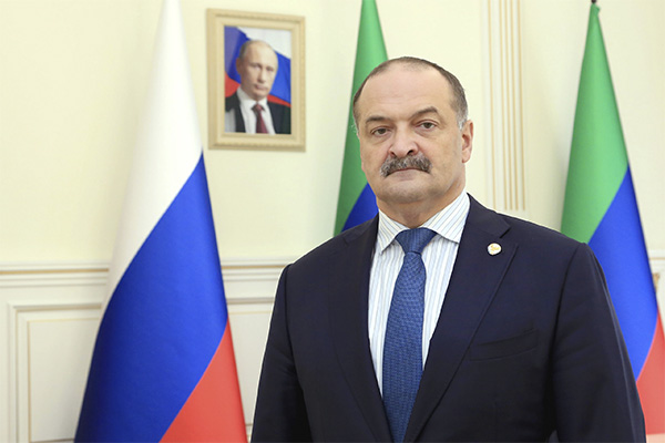 Сергей Меликов передал военнослужащим Марату Халикову и Ахмеду Магомедову ключи от новых автомобилей