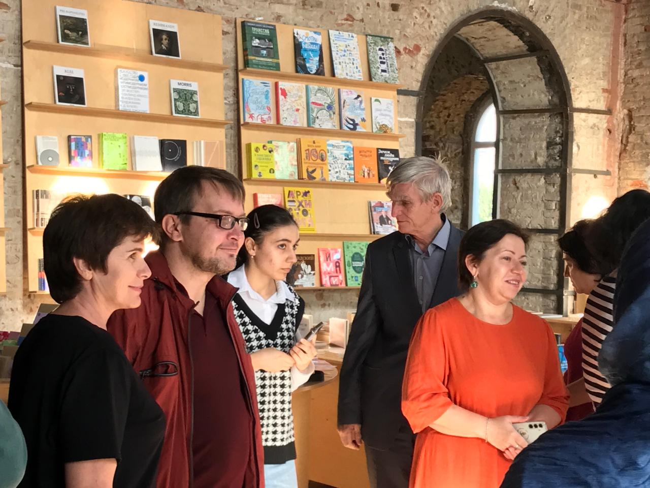 В Доме культуры "Темп" в рамках книжного фестиваля "Тарки-Тау - 2024" прошла презентация книг популярных российских писателей Рагима Джафарова и Алексея Сальникова
