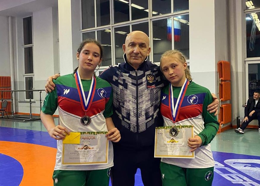 Дагестанки выиграли 3 медали на турнире по женской борьбе