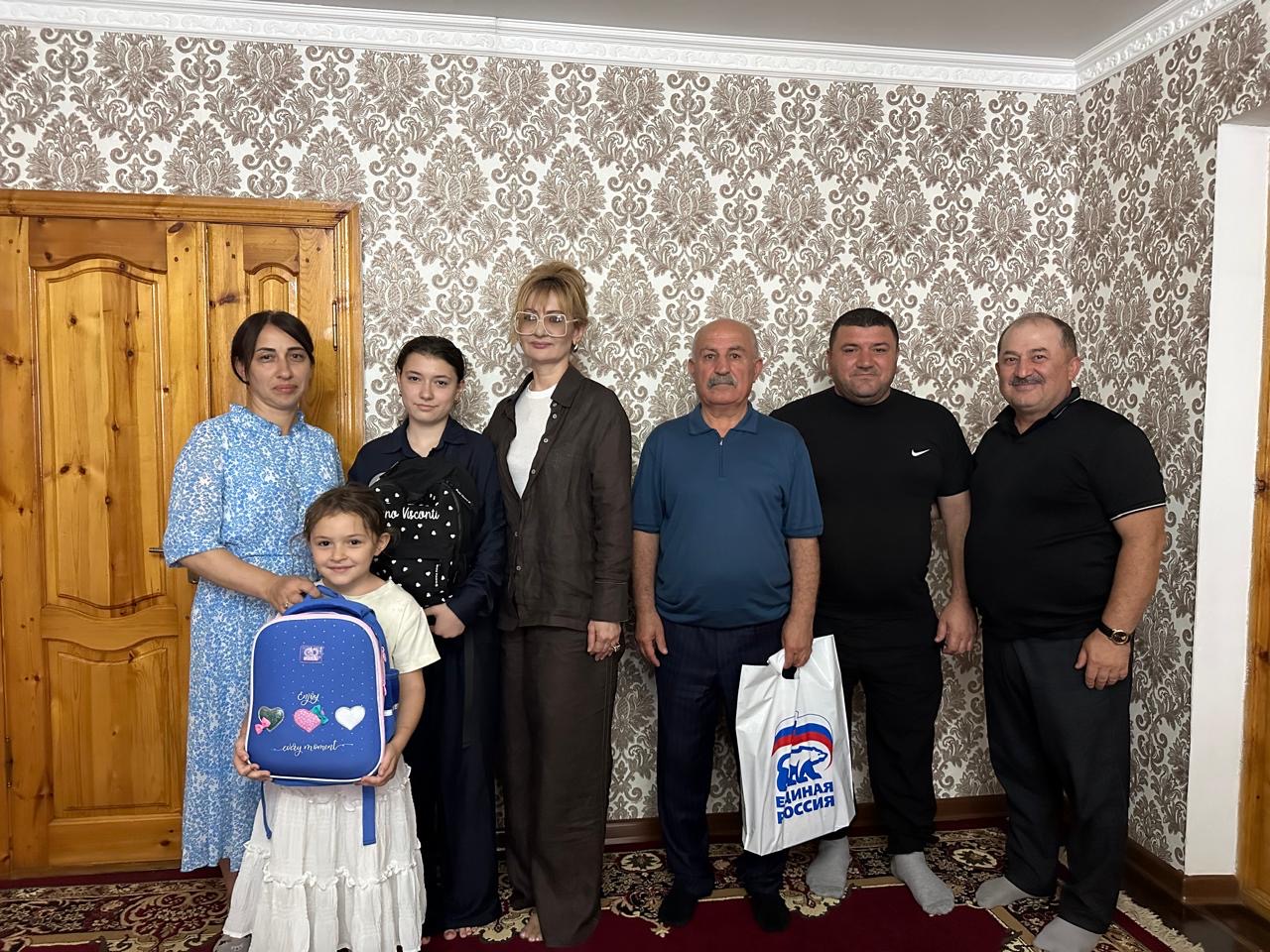 Единоросс Асият Алиева помогла собрать в школу детей участников СВО в Дербентском районе