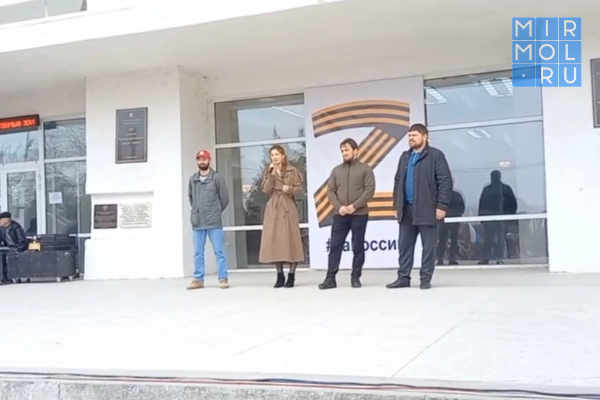 На митинге-концерте в поддержку жителей Донбасса выступила группа журналистов, недавно прибывшая из Донбасса