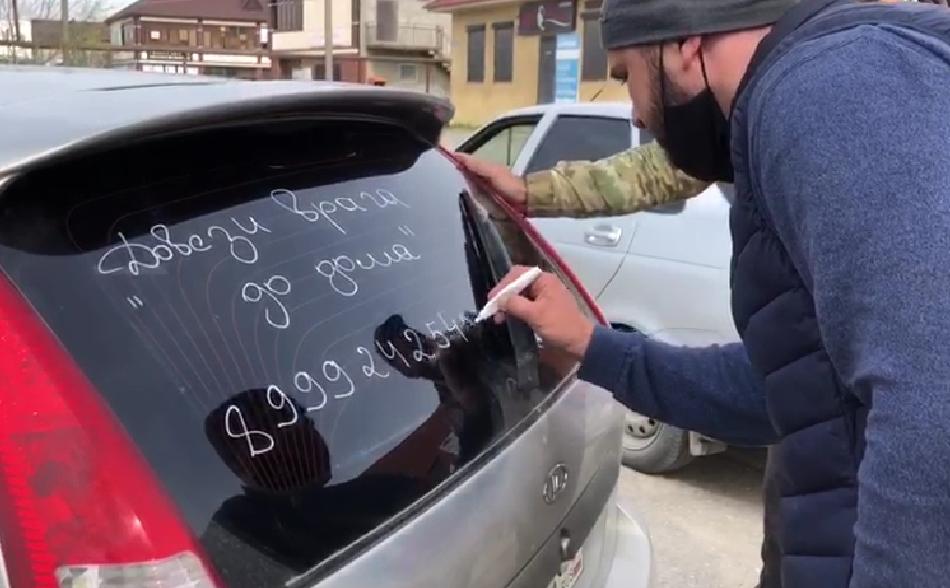 Автоволонтеры в Дагестане бесплатно доставляют врачей к больным коронавирусом