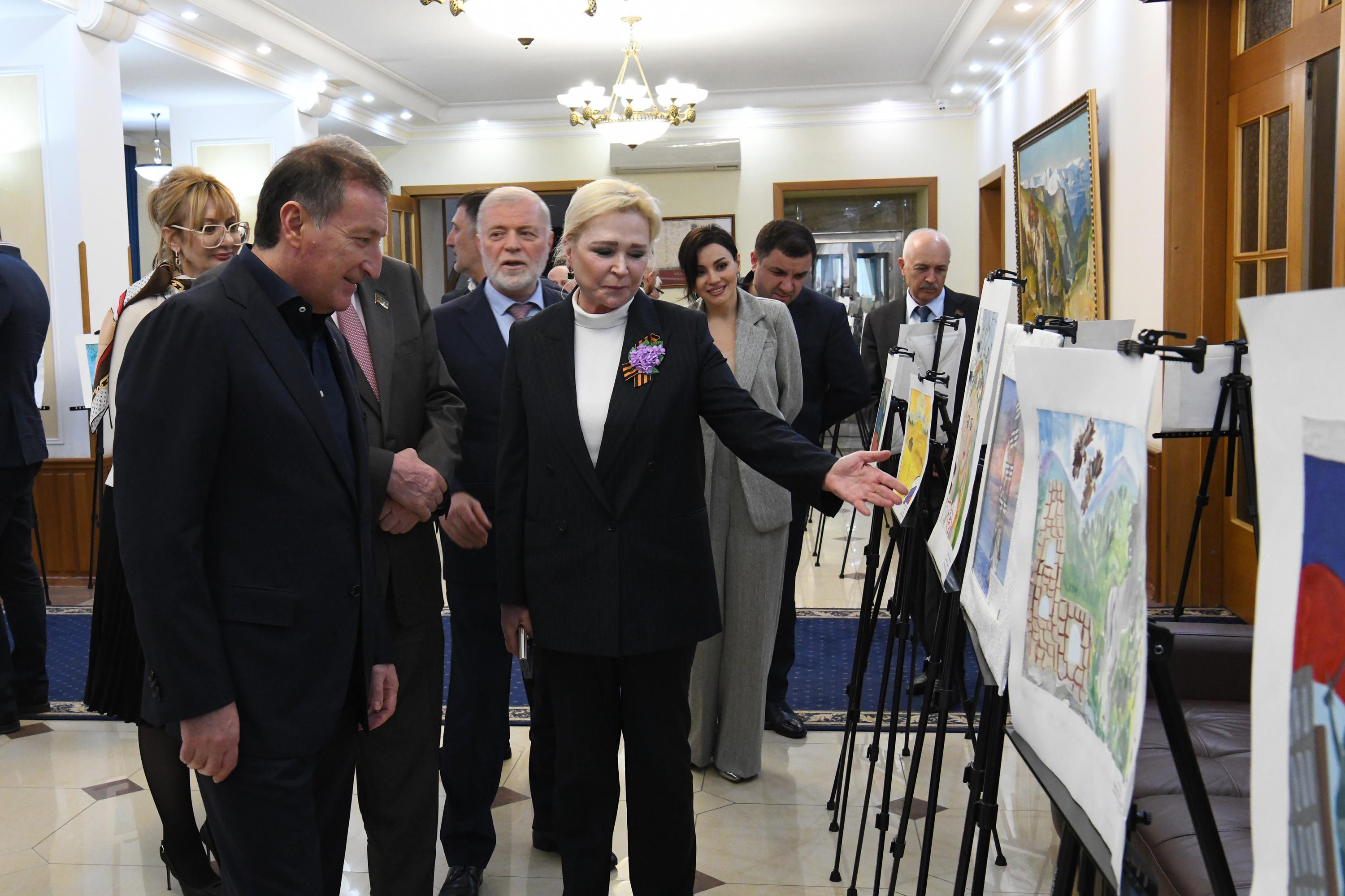 Заур Аскендеров посетил выставку рисунков победителей конкурса «Моя Россия: рисуем сердцем»