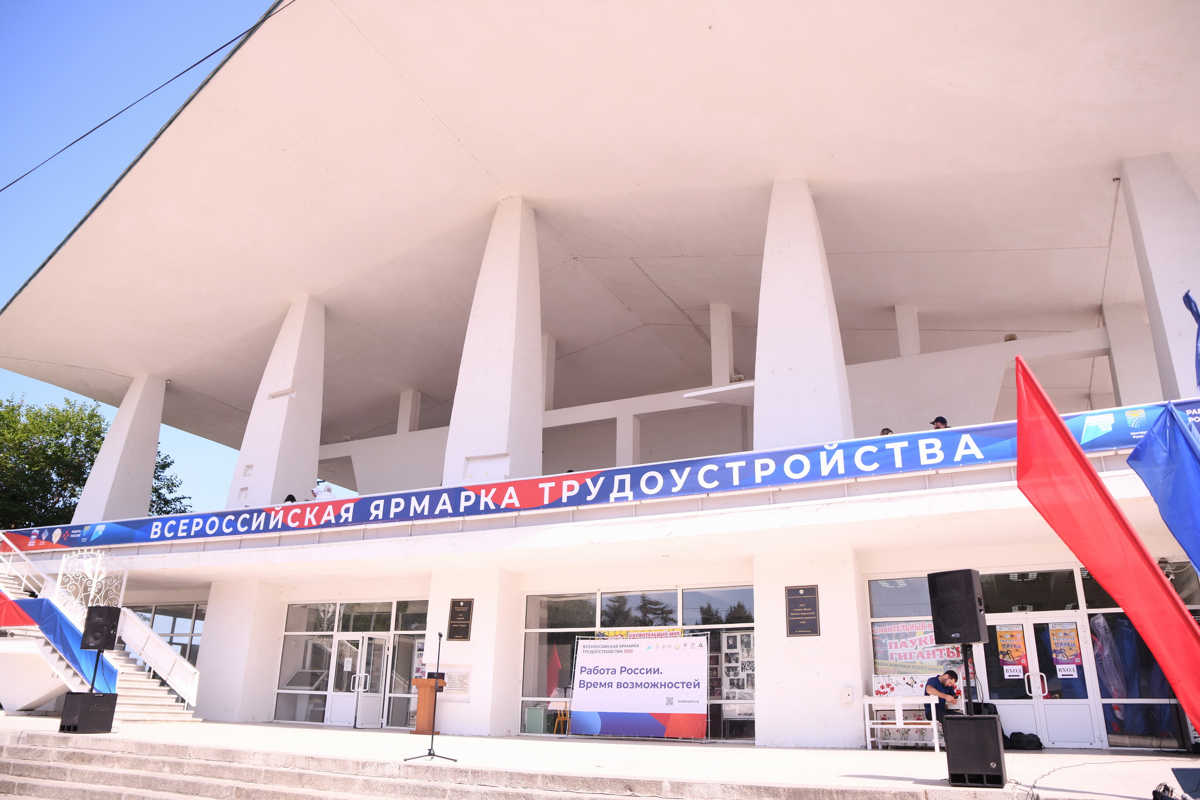 Более 4000 тысяч граждан приняли сегодня участие в федеральном этапе Всероссийской ярмарки трудоустройства «Работа России. Время возможностей» в Дагестане