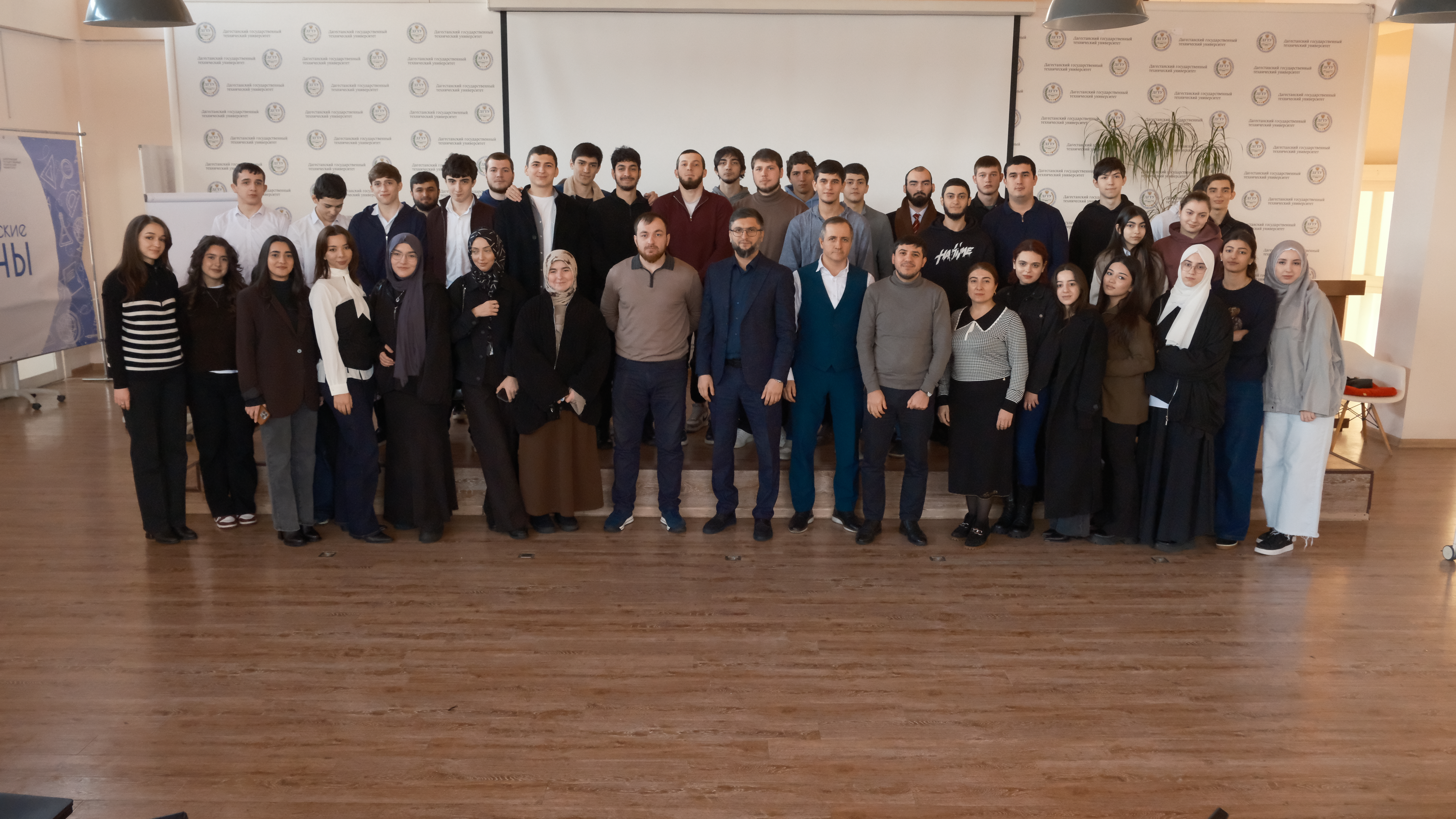 В Махачкале состоялся открытый диалог с молодёжью ко Дню госслужащего
