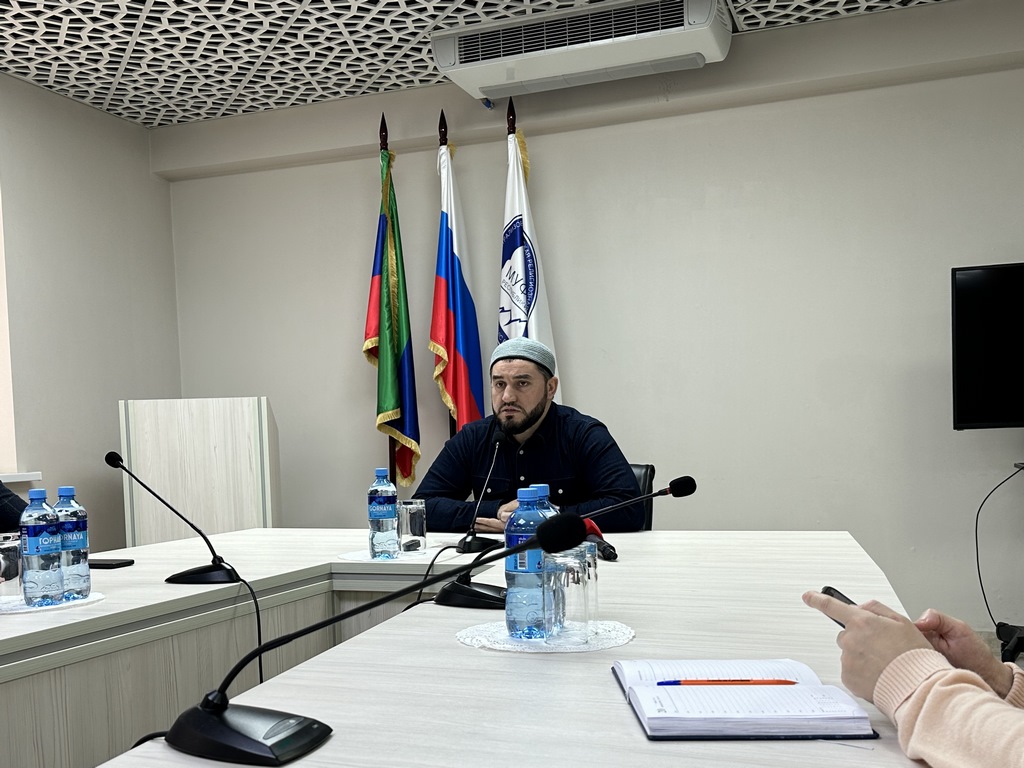 Вызовы дагестанской молодежи обсудили на круглом столе, организованном Муфтиятом РД и Миннацем