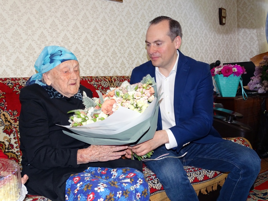 1 мая Артем Здунов поздравил со 100-летием ветерана войны Тамару Таркнаеву
