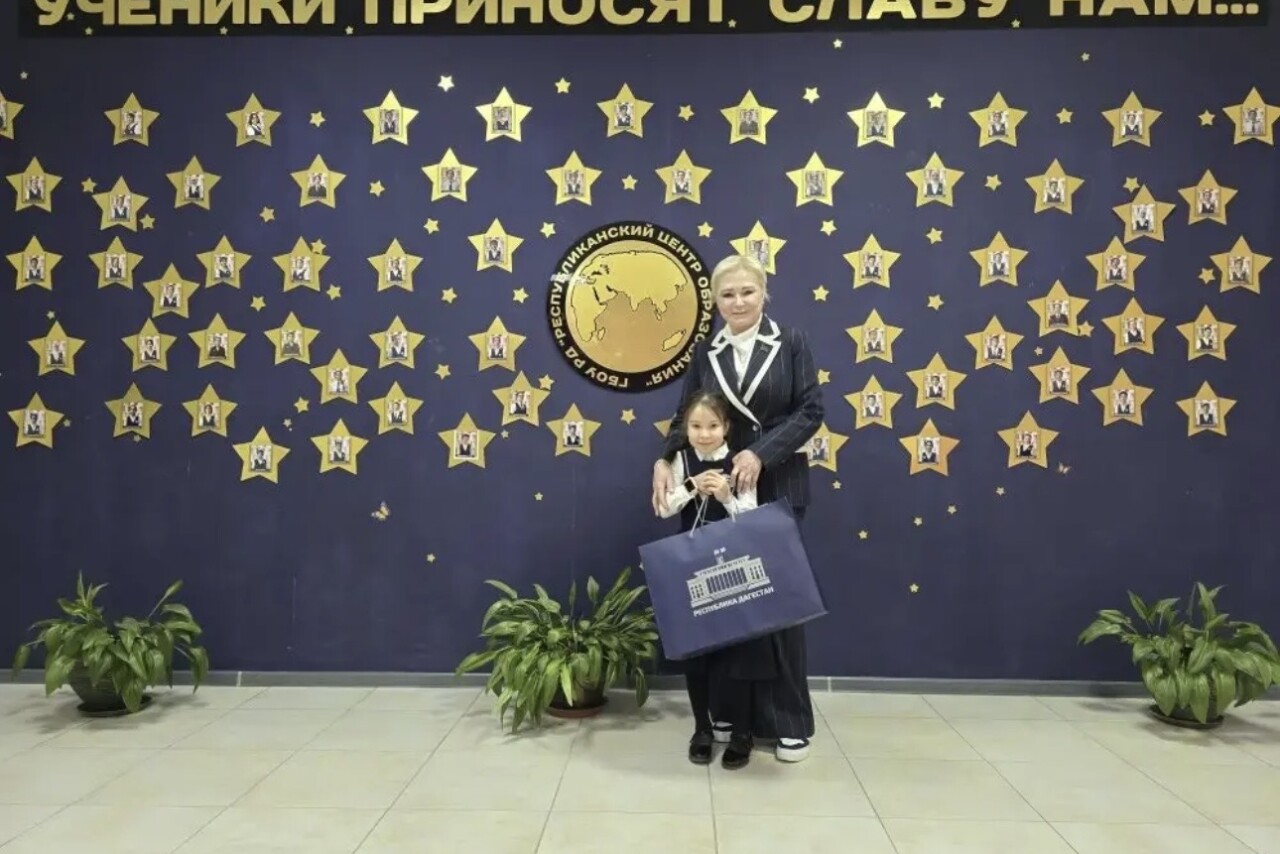 Елена Павлюченко по поручению Сергея Меликова вручила подарок первокласснице Амине Магомедовой