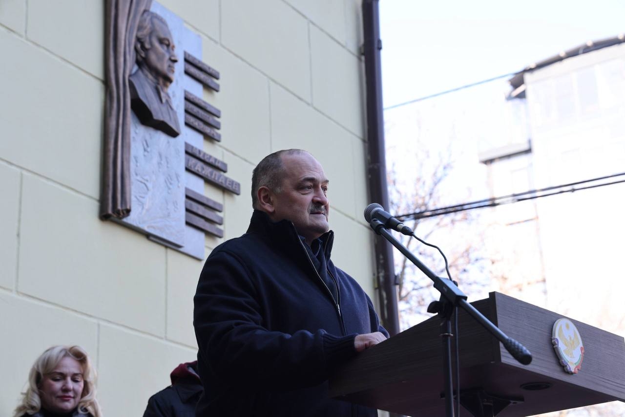 Мемориальную плиту в честь Мурада Кажлаева открыли в Махачкале сегодня