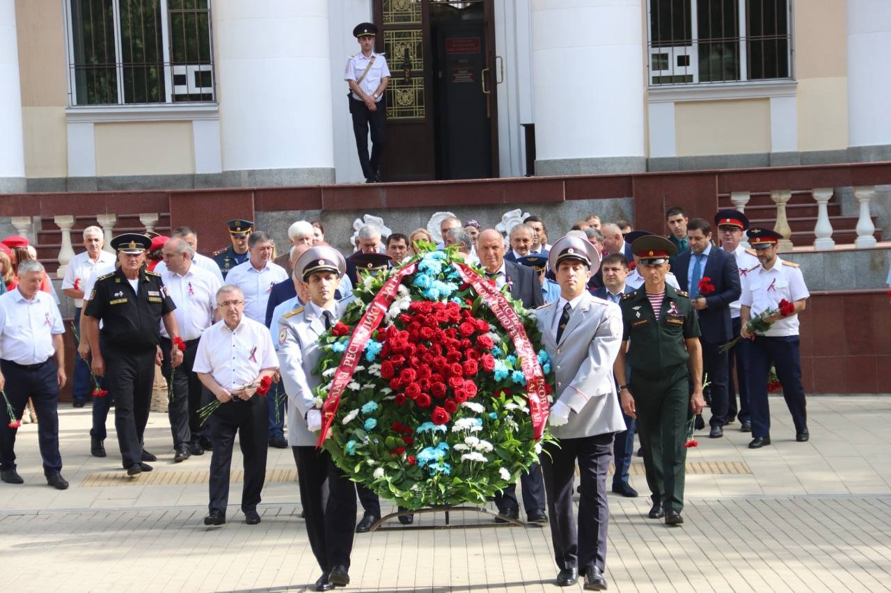 Возложение цветов прошло у Мемориала Славы в Махачкале