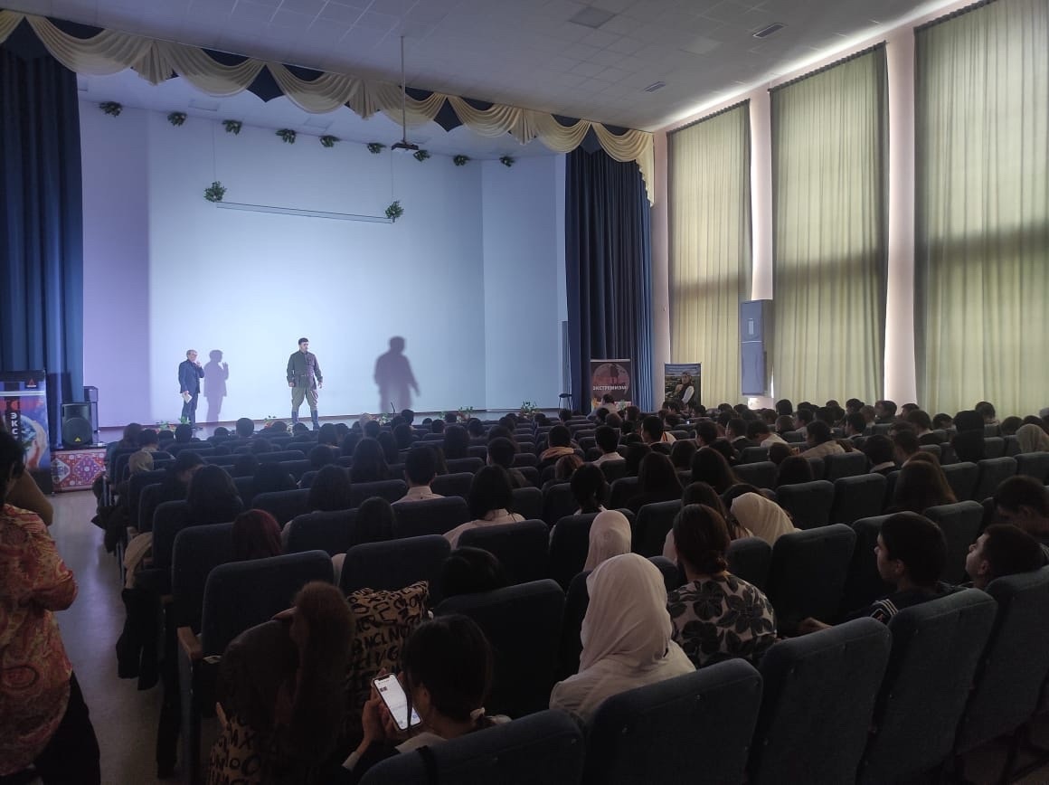 Лакский театр выступил со спектаклем"Невыплаканные слезы" по фронтовым дневникам Э.Капиева перед школьниками Каспийска