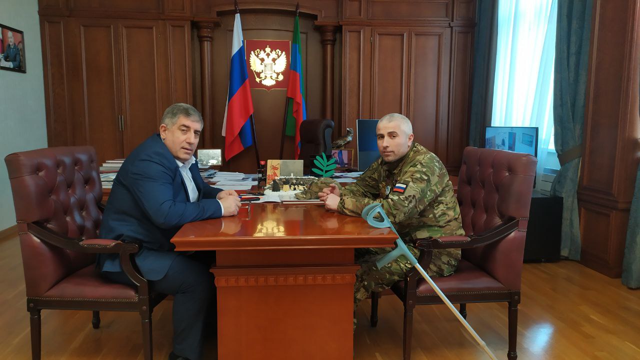 Ректор ДГПУ Нариман Асваров встретился с участником СВО Магомедом Гусейхановым