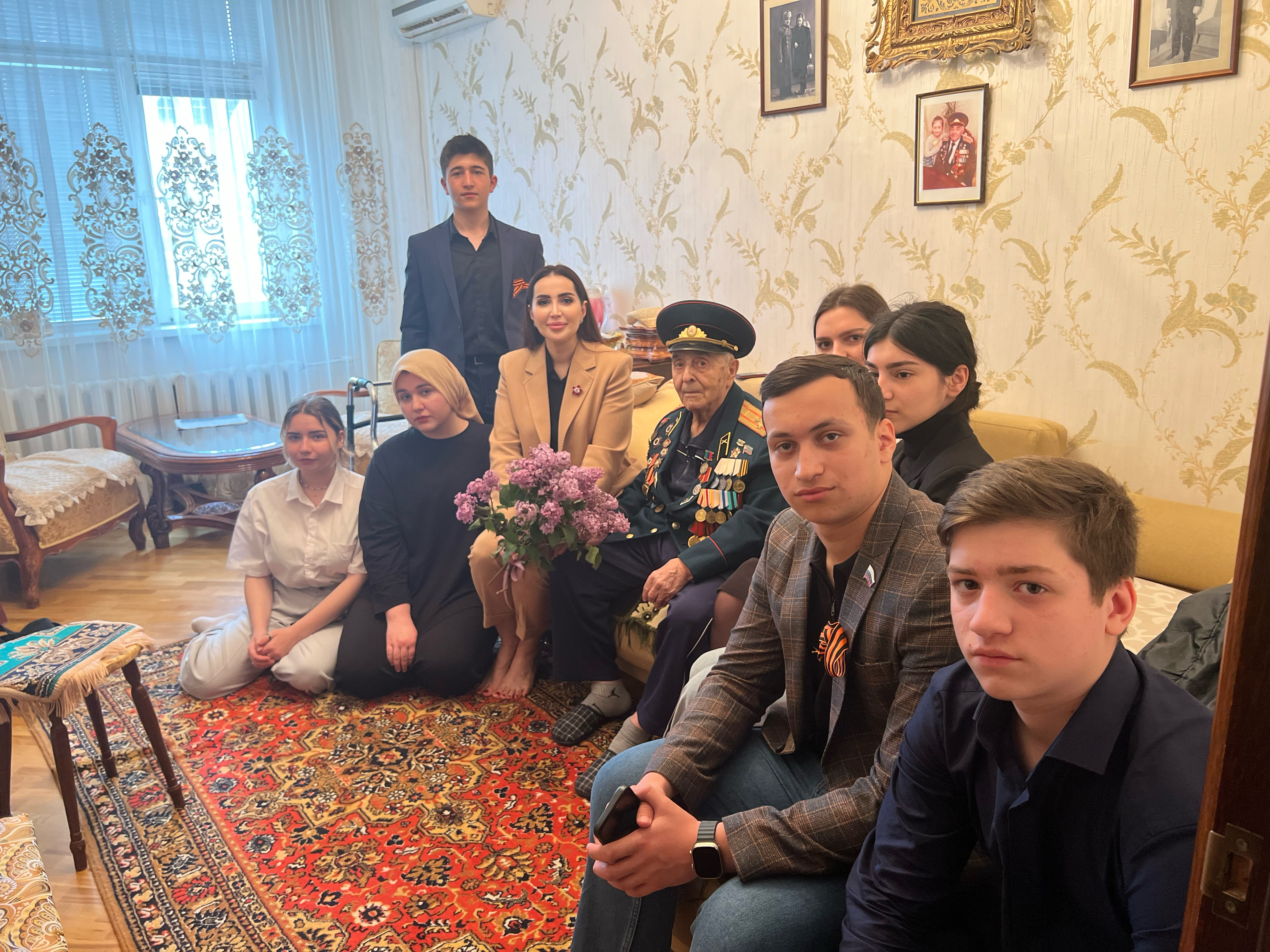 Активисты "Единой России" в Дагестане посещают ветеранов ВОВ в преддверии Дня Победы