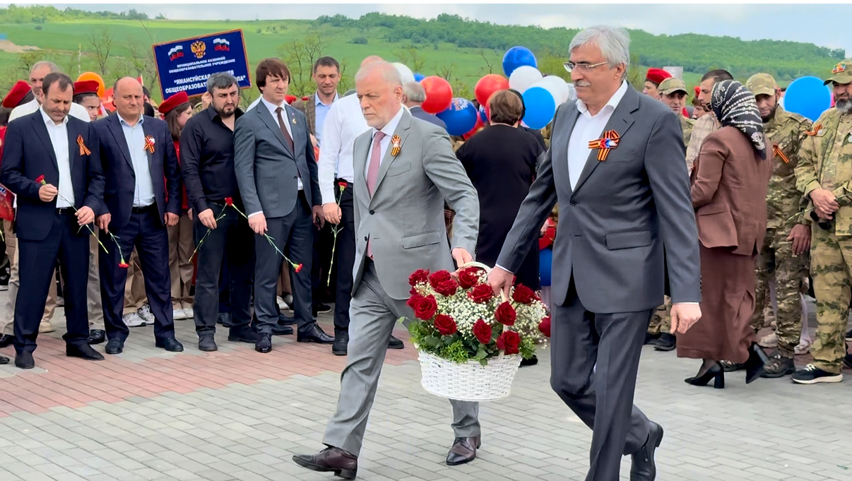 В Новолакском районе почтили память павших в СВО в Саду памяти