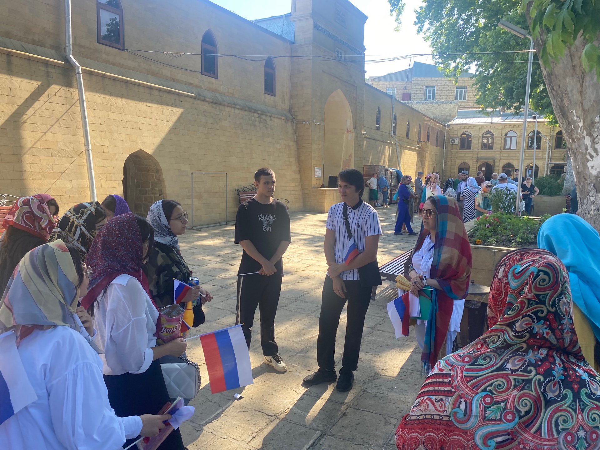 В Дербенте состоялся квест-экскурсия по историческим местам, приуроченная ко Дню Росиии.