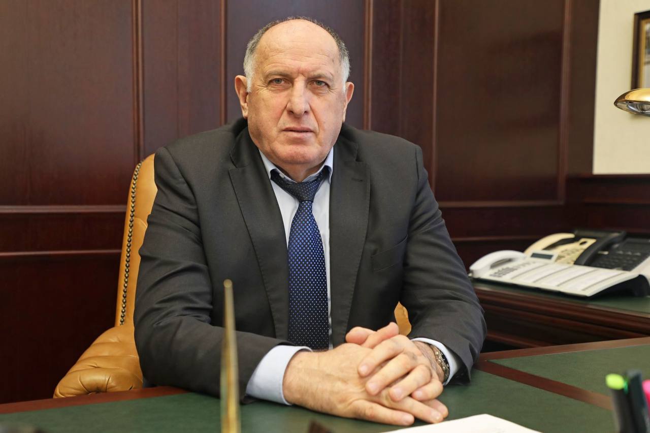 Абдулмуслим Абдулмуслимов поздравил дагестанцев с Днём Конституции России