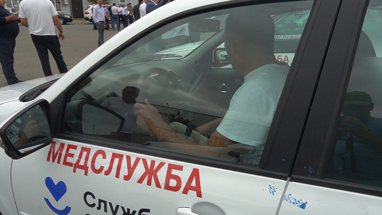 Ещё 28 санитарных машин отправлены Минздравом РД в медорганизации городов и районов республики