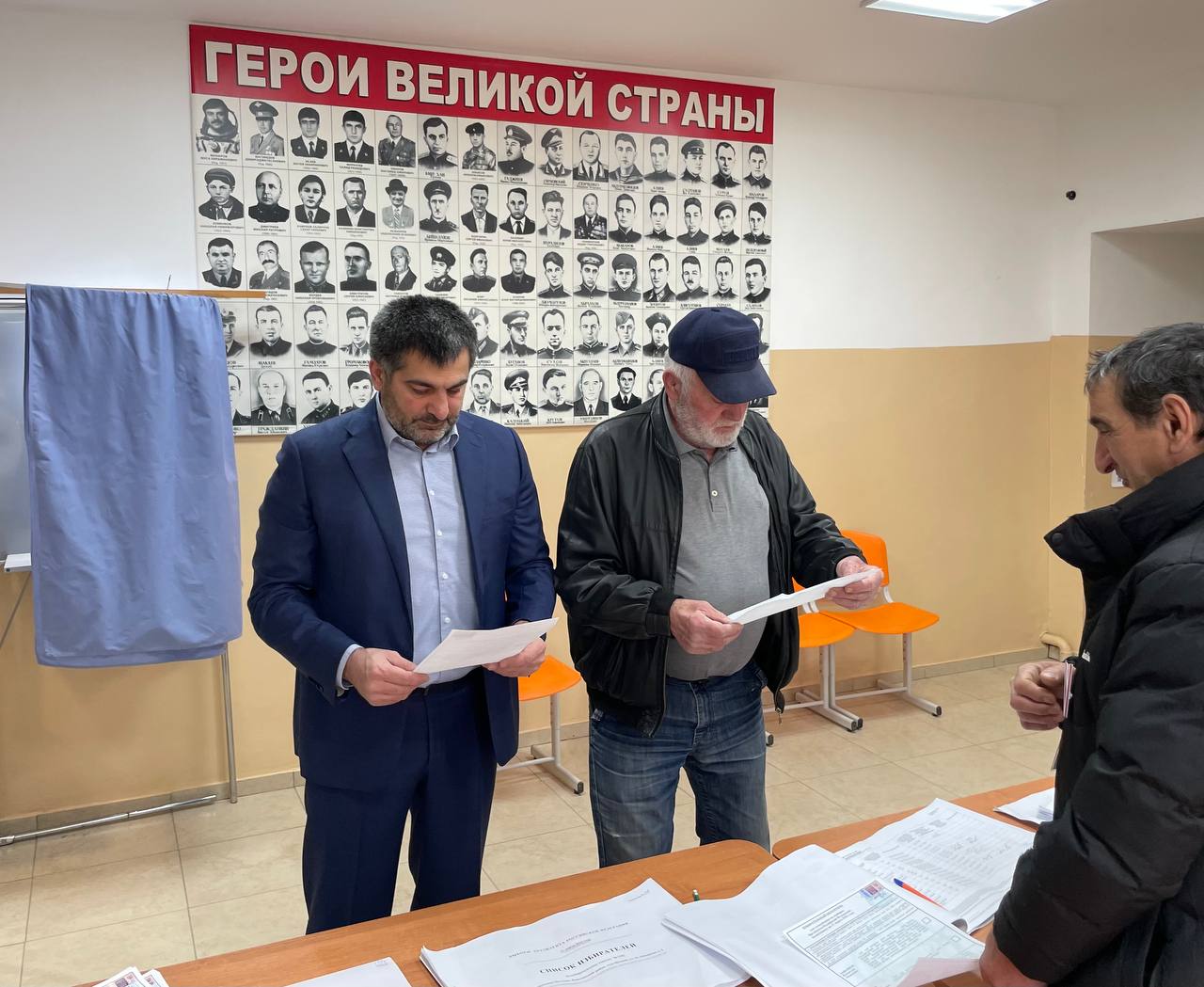 Дагестанский ополченец проголосовал на своём участке с сыном-министром