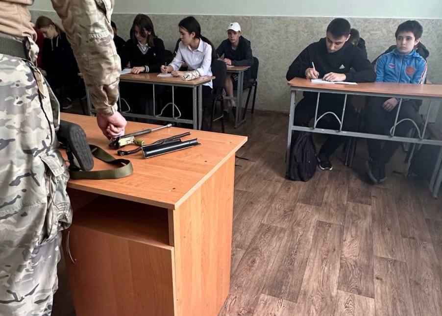 В Запорожской области дагестанский учитель устроил встречу учащихся с участниками СВО