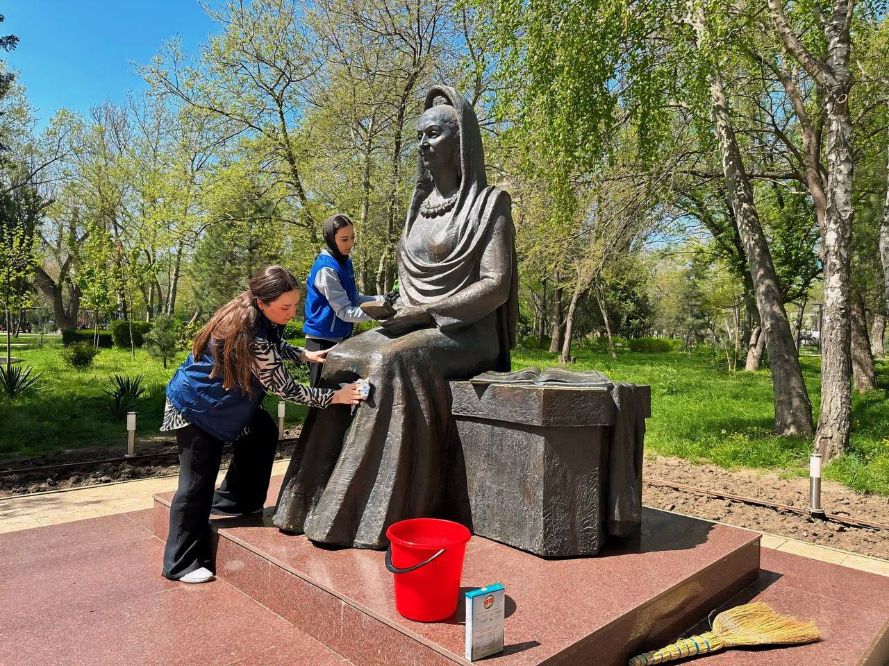 В Дагестане проводят субботники ко Дню заботы о памятниках истории и культуры.