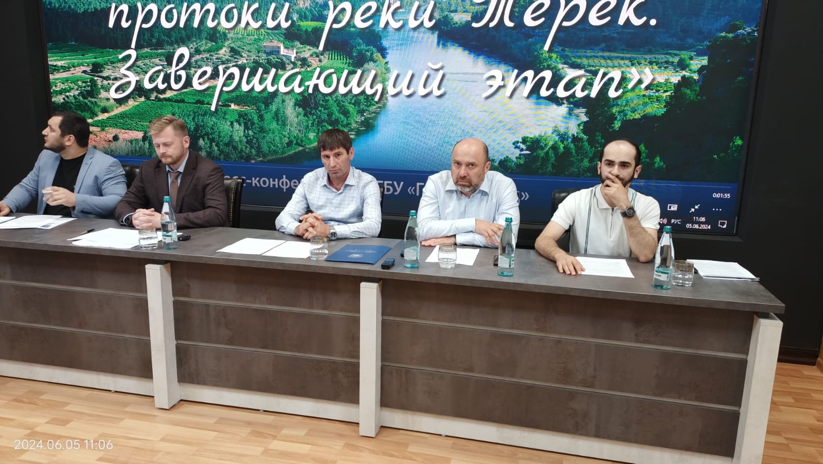Идут работы по расчистке дна Терека