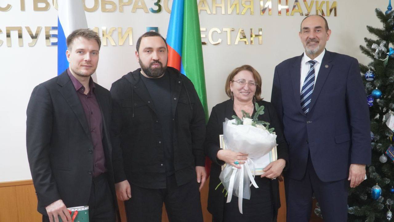 За вклад в патриотическое воспитание: Бийсултан Хамзаев наградил дагестанских педагогов