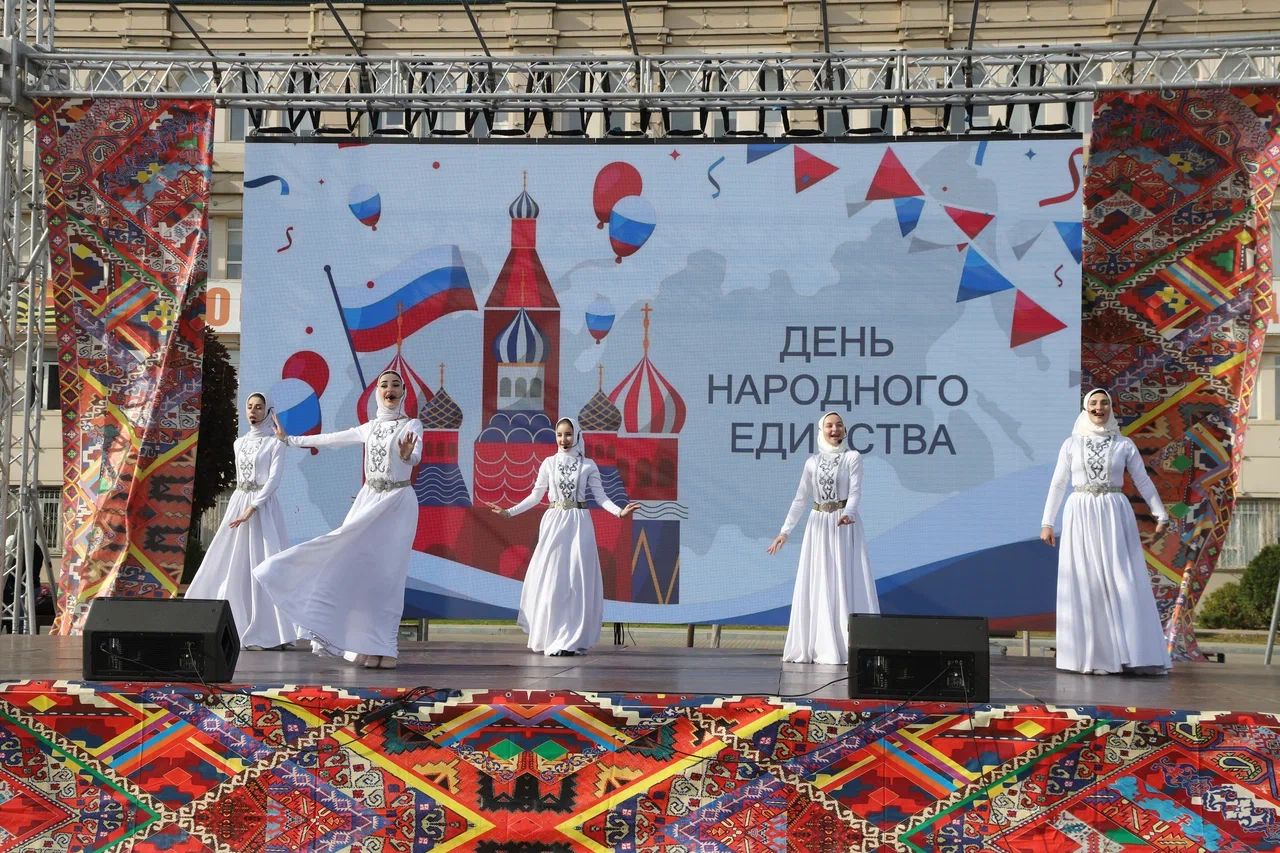В День народного единства в Махачкале прошел Республиканский праздник народного творчества «Вместе мы – Россия!»
