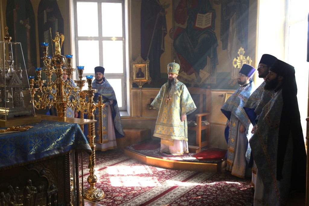 В режиме прямого эфира транслировалась литургия в Свято-Успенском кафедральном соборе Махачкалы в честь праздника Благовещения Пресвятой Богородицы