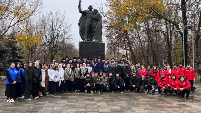 Молодёжь Махачкалы отметила День Неизвестного Солдата