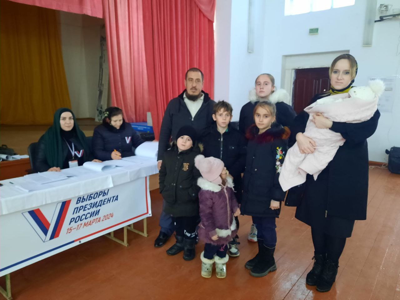 Многодетная семья педагогов проголосовала за будущее детей