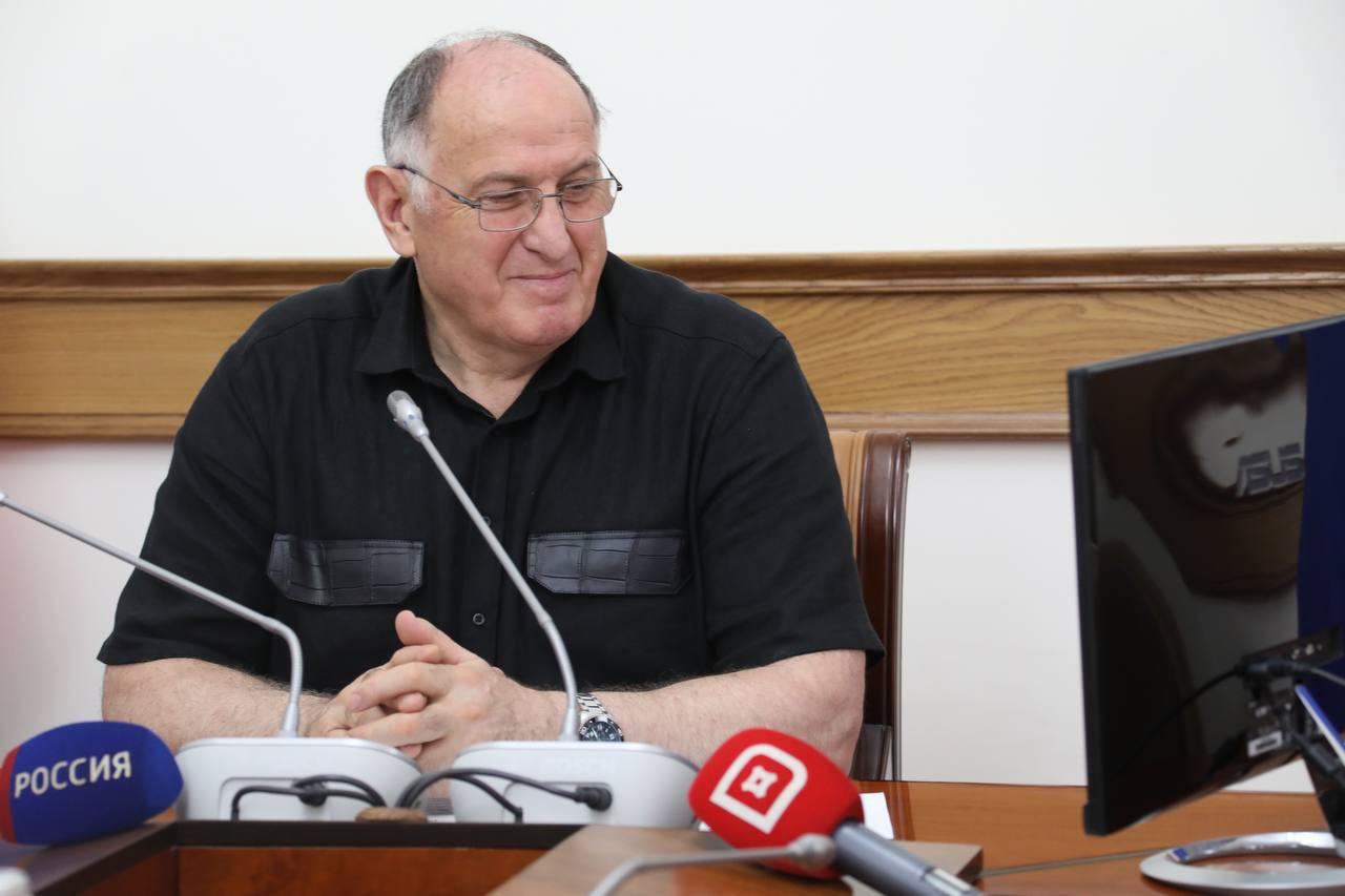 Абдулмуслим Абдулмуслимов провел онлайн-марафон открытий детских садов