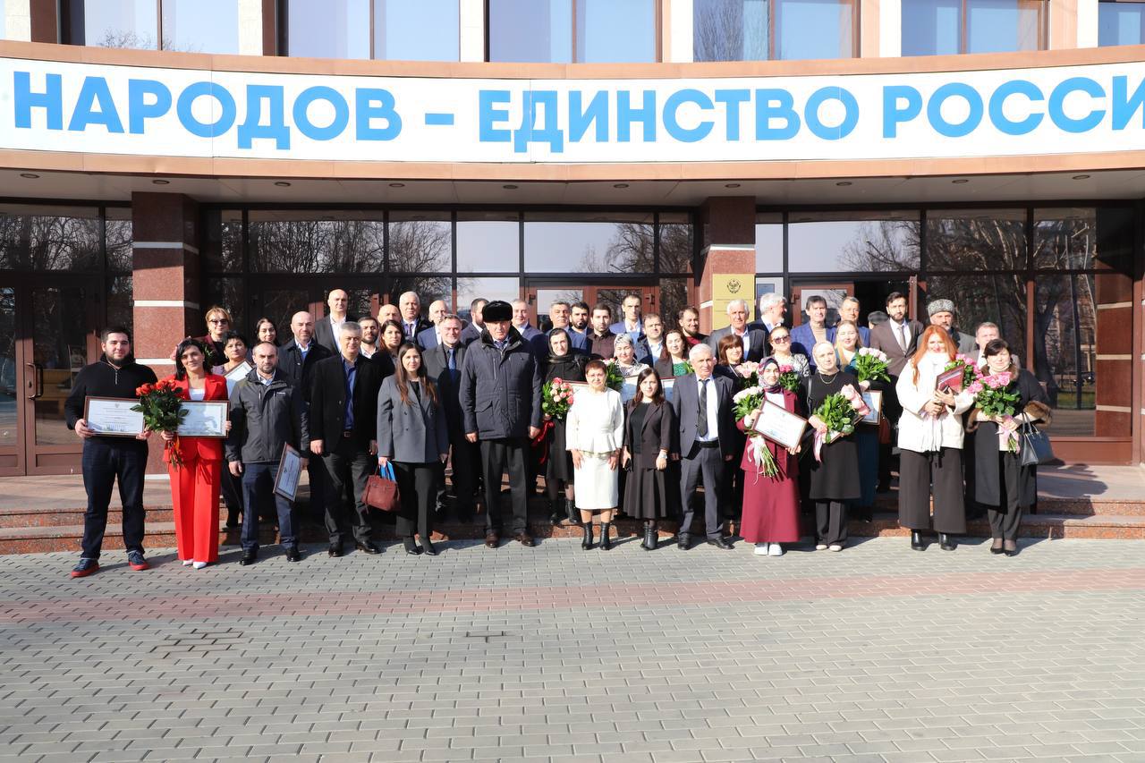 Абдулмуслим Абдулмуслимов наградил около 30 работников и ветеранов дагестанских СМИ