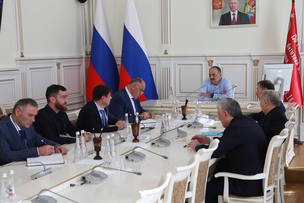 Сергей Меликов провел совещание с руководителями органов республиканской власти, где обозначил задачи на июнь