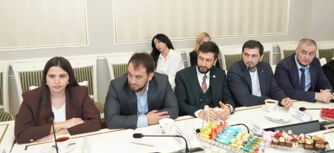 Глава Махачкалы Джамбулат Салавов отметил труд журналистов