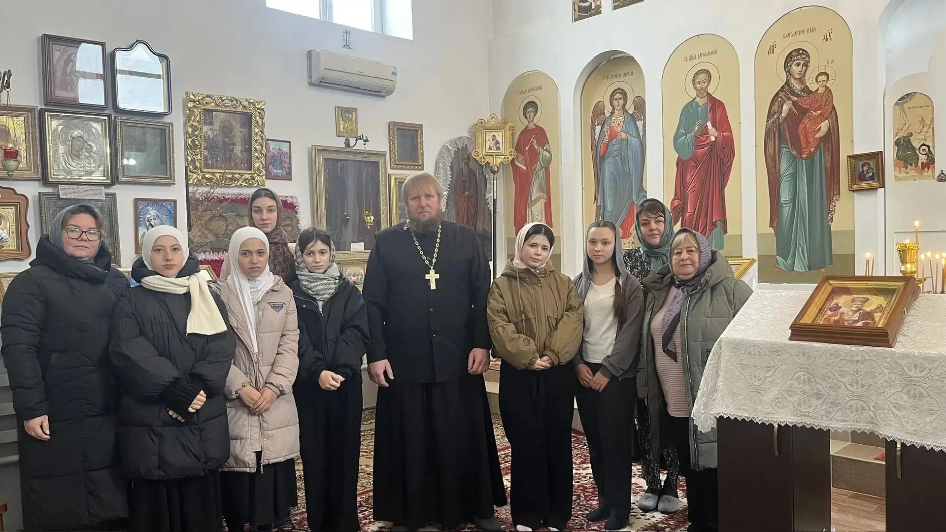В рамках Всемирной недели гармоничных межконфессиональных отношений учащиеся Кизлярского района посетили храм Николая Чудотворца