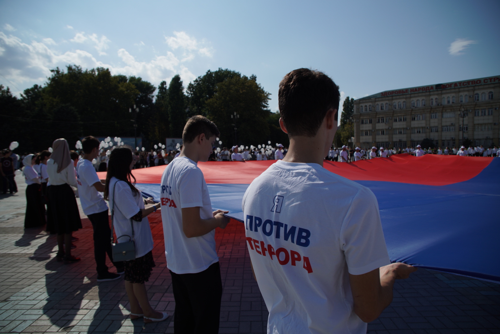 Более 2000 человек стали участниками акции «Нет террору» в Махачкале