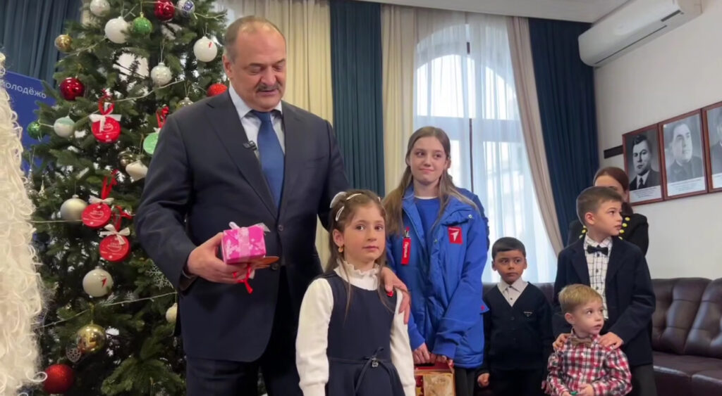 Маленькую героиню наградил умными часами Глава Дагестана Сергей Меликов