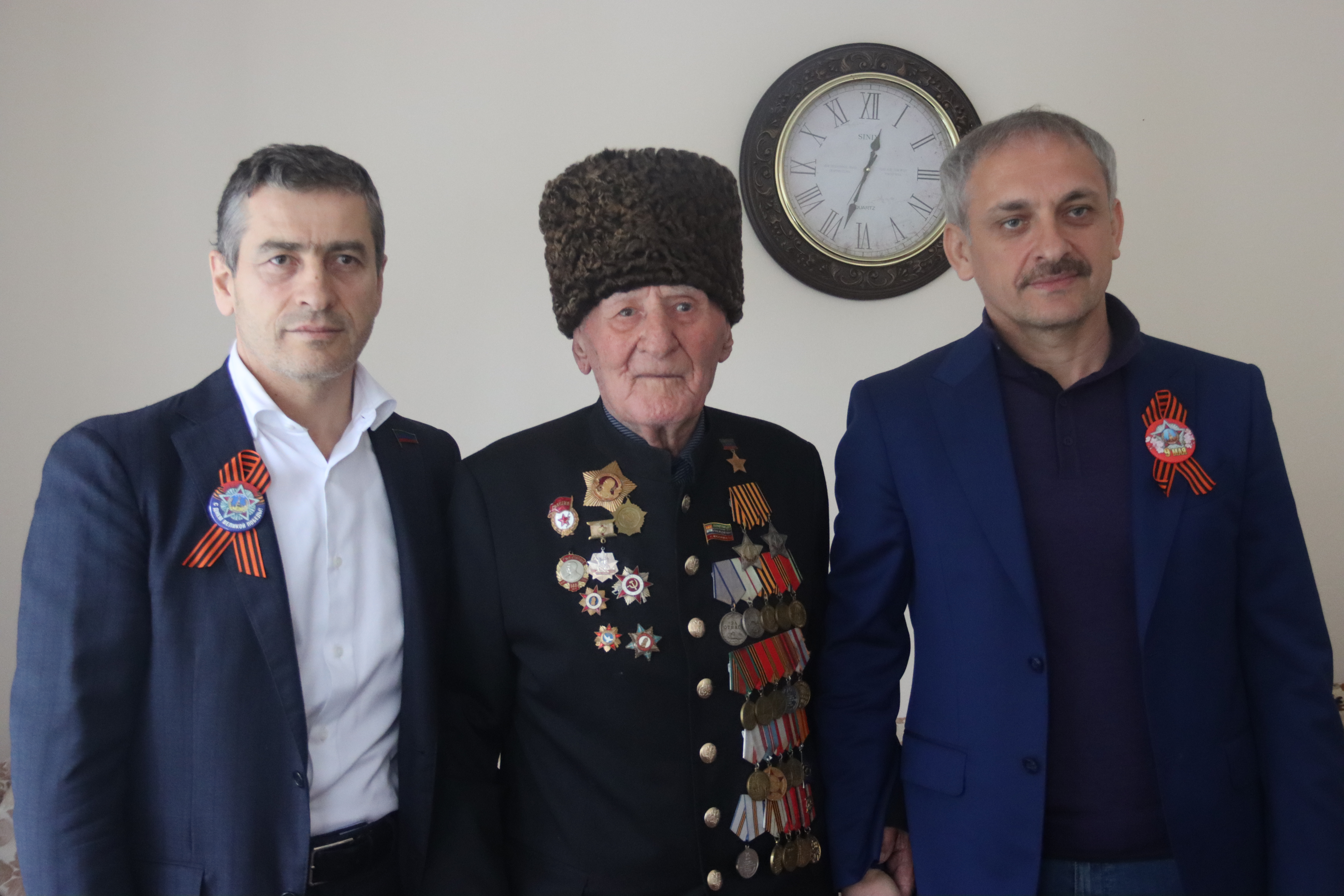 Миннац РД: Энрик Муслимов по поручению Главы Республики Дагестан посетил и поздравил с наступающим Днём Победы ветерана ВОВ Ибрагим-пашу Садыкова