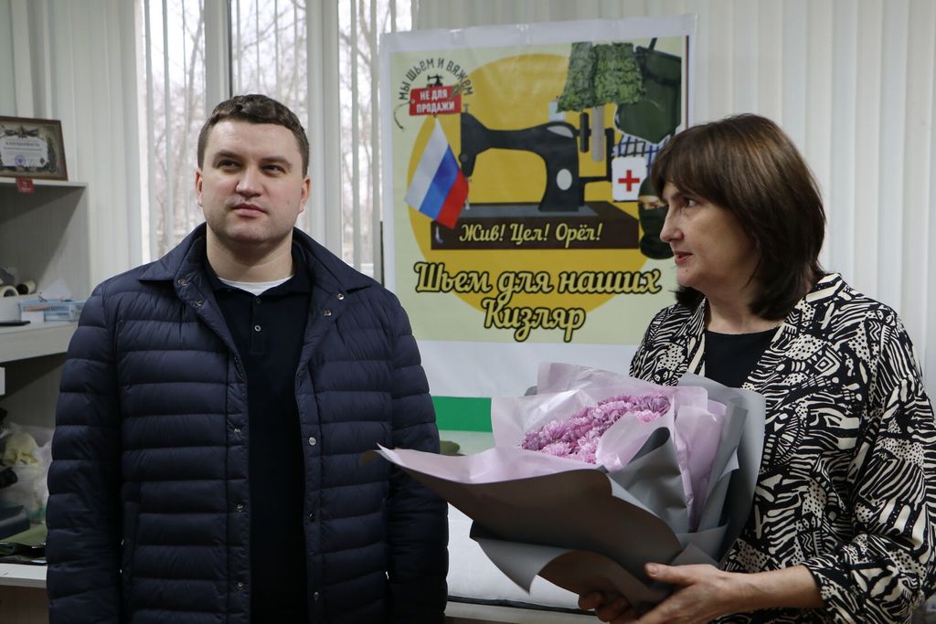 Депутат Госдумы Артём Бичаев посетил цех "Шьём для наших", организованный Еленой Барбарой в Кизляре