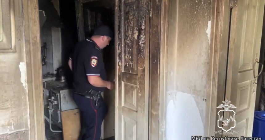 В селе Дылым Казбековского района сотрудник полиции Рамазан Устаев спас человека из горящего дома.