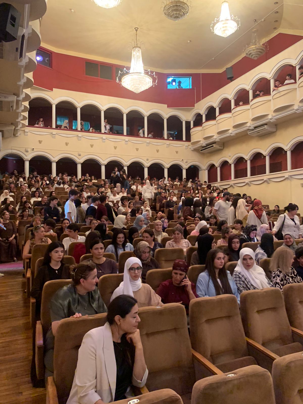 Торжественное вручение студенческих билетов Северо-Кавказского гуманитарно-многопрофильного колледжа прошло в Кумыкском театре
