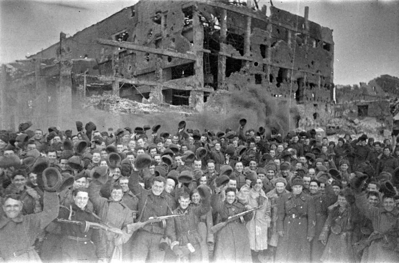 Фотовыставка «Горячий снег Сталинграда» открылась в Махачкале