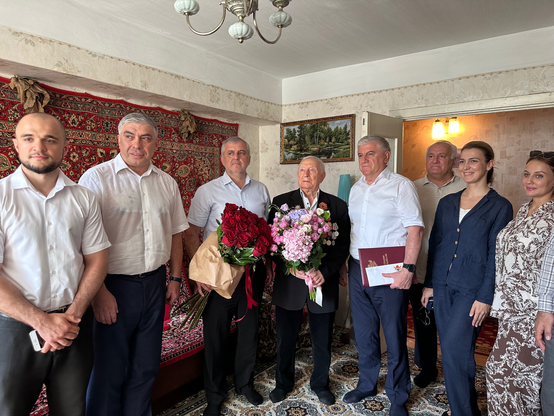 Единоросы поздравили ветерана Юрия Петрухина с Днем рождения