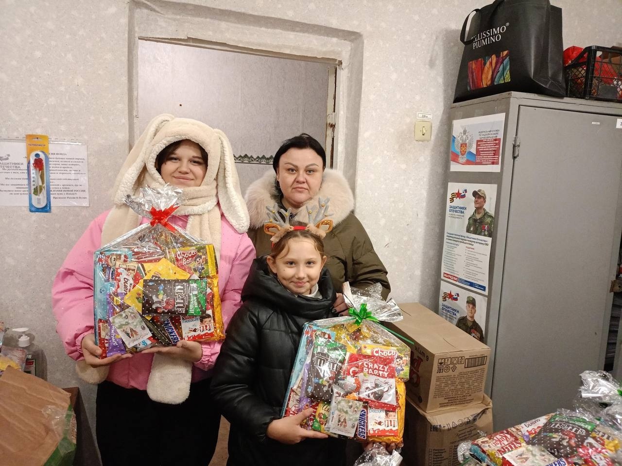Бойцы батальона "Каспий" поздравили с Новым годом детей из ЛНР